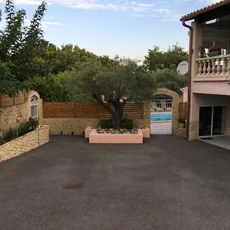 Rez De Chausse * Bollene